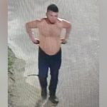 Suspeito de tentativa de estupro sem camisa, em local não especificado.