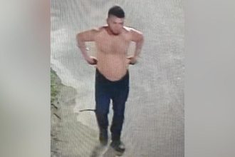 Suspeito de tentativa de estupro sem camisa, em local não especificado.