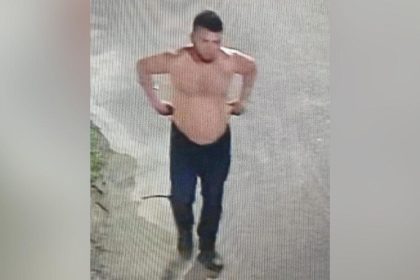 Suspeito de tentativa de estupro sem camisa, em local não especificado.