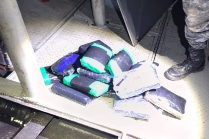 Tabletes de drogas apreendidos em embarcação pela polícia no Amazonas