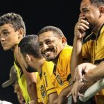 Torcedores do Amazonas FC empolgados com o jogo contra o Criciúma em Manaus.