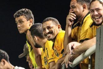 Torcedores do Amazonas FC empolgados com o jogo contra o Criciúma em Manaus.