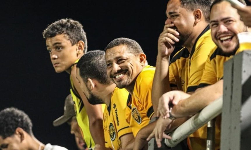 Torcedores do Amazonas FC empolgados com o jogo contra o Criciúma em Manaus.