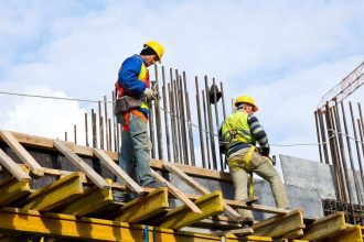 Trabalhadores da construção civil em canteiro de obras