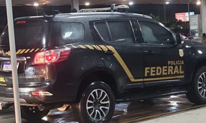 Veículo da Polícia Federal em ação