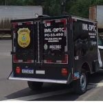 Veículo do IML-DPTC da Polícia Civil do Amazonas em cena de crime.