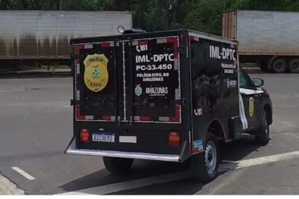 Veículo do IML-DPTC da Polícia Civil do Amazonas em cena de crime.