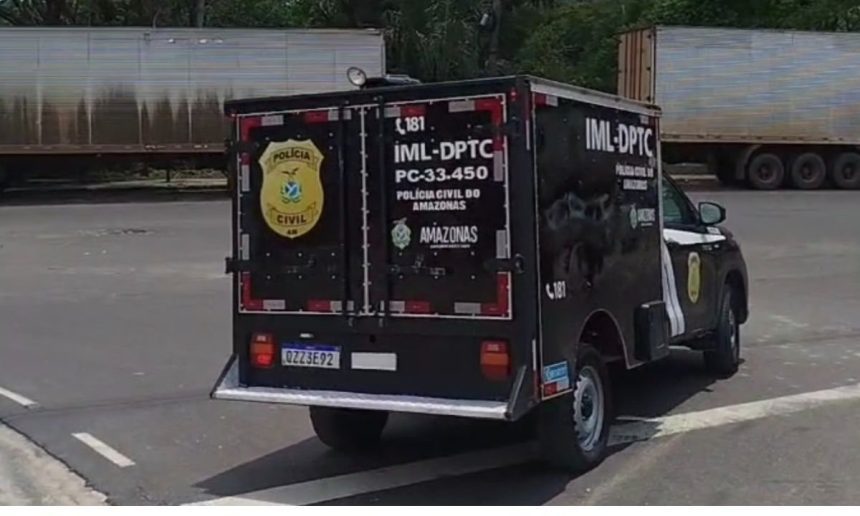 Veículo do IML-DPTC da Polícia Civil do Amazonas em cena de crime.