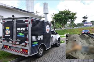 Veículo do IML em cena de crime em Manaus, com corpo no chão e viatura policial.