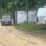 Veículos da polícia em local de ocorrência, possivelmente no bairro Tarumã, Manaus.