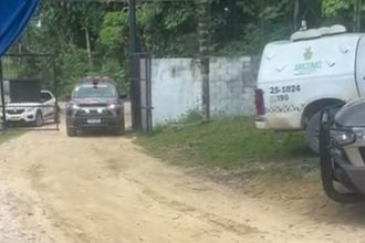 Veículos da polícia em local de ocorrência, possivelmente no bairro Tarumã, Manaus.