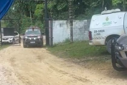 Veículos da polícia em local de ocorrência, possivelmente no bairro Tarumã, Manaus.