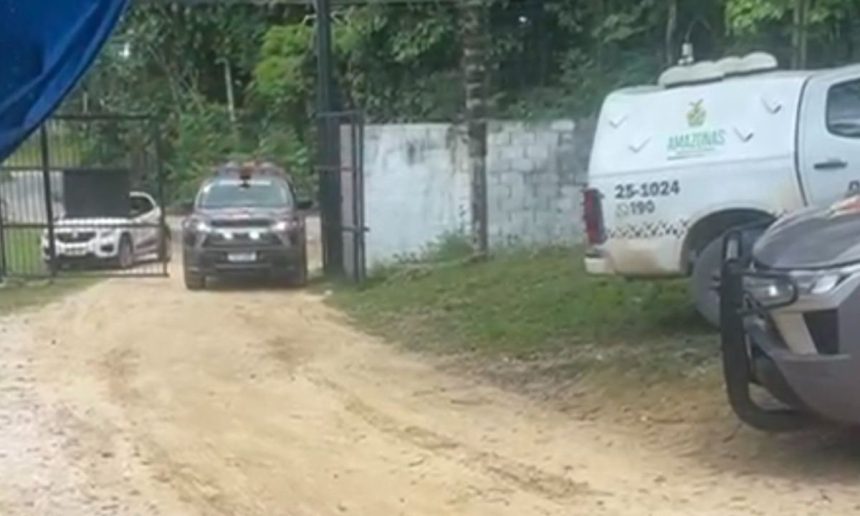 Veículos da polícia em local de ocorrência, possivelmente no bairro Tarumã, Manaus.