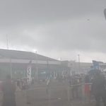 Vendaval em evento aéreo em Manaus causa susto com telhas voando.