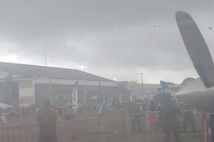 Vendaval em evento aéreo em Manaus causa susto com telhas voando.