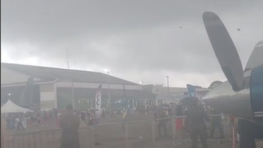 Vendaval em evento aéreo em Manaus causa susto com telhas voando.