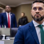 Vereador Paulo Tyrone em sessão, com outros parlamentares ao fundo.