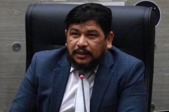 Vereador Rosinaldo Bual (Agir) em uma reunião