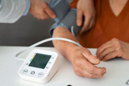 Verificação da pressão arterial com monitor digital em clínica médica.