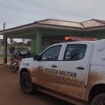 Viaturas da Polícia Militar em frente a uma unidade de saúde no Amazonas.