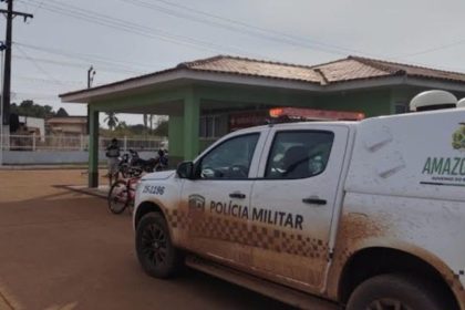 Viaturas da Polícia Militar em frente a uma unidade de saúde no Amazonas.