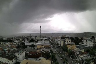Vista aérea de cidade com céu nublado e prenúncio de chuva.