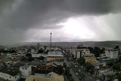 Vista aérea de cidade com céu nublado e prenúncio de chuva.