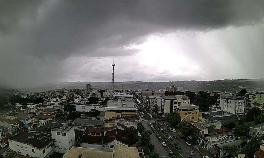Vista aérea de cidade com céu nublado e prenúncio de chuva.