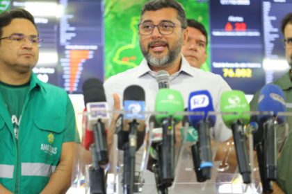 Wilson Lima anuncia concursos públicos para IPAAM e SEMA em coletiva de imprensa.