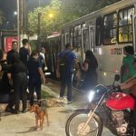 Cena noturna onde aconteceu acidente entre micro-ônibus e ônibus em Manaus