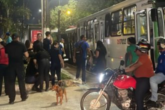 Cena noturna onde aconteceu acidente entre micro-ônibus e ônibus em Manaus