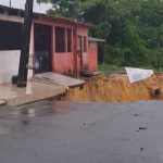 Cratera se abre após forte chuva e ameaça casas na Zona Norte de Manaus