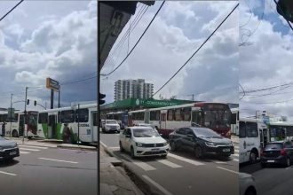 Motoristas de ônibus paralisam atividades após atraso no vale-alimentação em Manaus