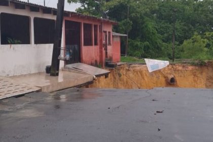 Cratera se abre após forte chuva e ameaça casas na Zona Norte de Manaus