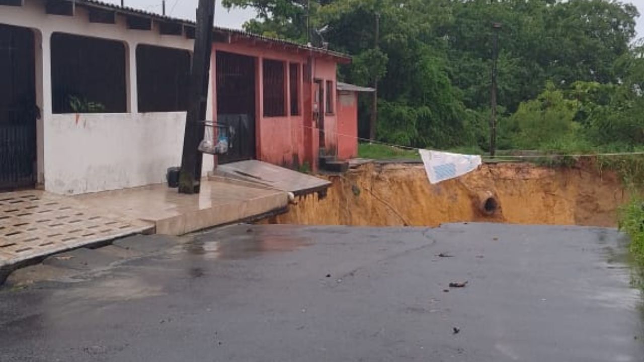 Cratera se abre após forte chuva e ameaça casas na Zona Norte de Manaus
