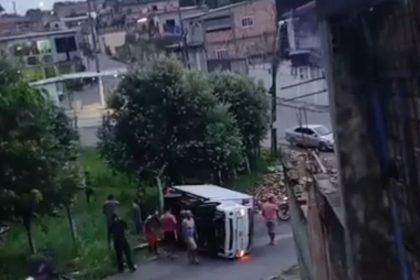 Caminhão tomba em ladeira e interdita via na Colônia Antônio Aleixo, em Manaus