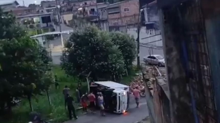 Caminhão tomba em ladeira e interdita via na Colônia Antônio Aleixo, em Manaus
