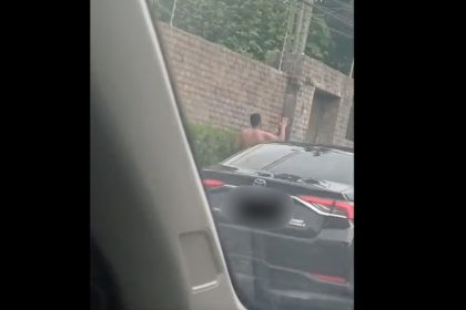 Homem é flagrado correndo pelado em avenida de Manaus