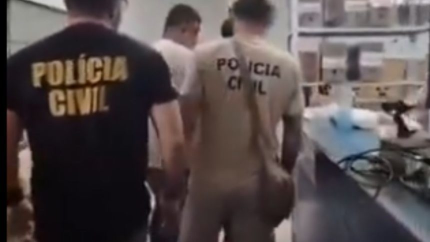 Dois são presos suspeitos de furtar R$ 150 de loja de motos em Manaus