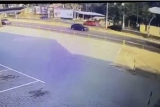 Câmeras registram carros em alta velocidade antes de acidente que deixou dois mortos em Manaus