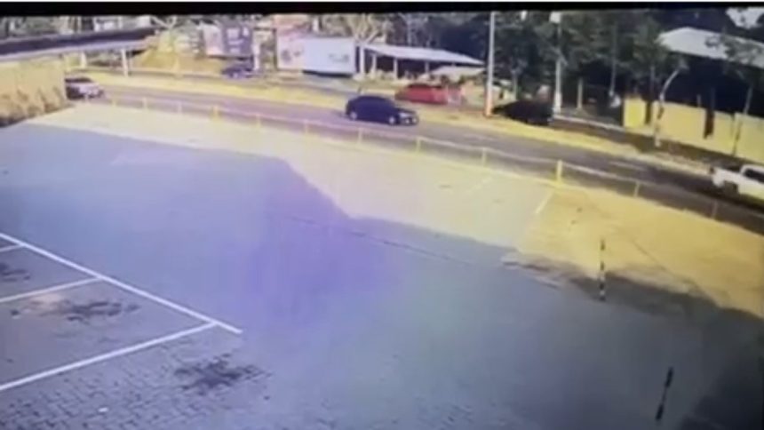 Câmeras registram carros em alta velocidade antes de acidente que deixou dois mortos em Manaus