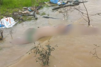 Corpo de homem é encontrado com sinais de violência e sem olhos em área alagada no AM