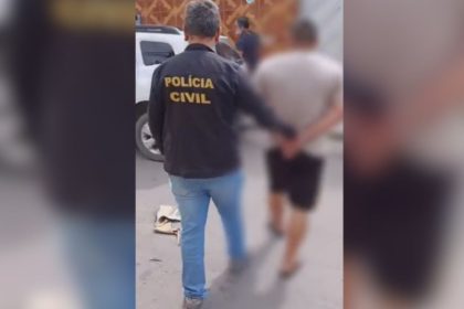 Preso homem que agrediu filho com perna-manca em Manaus; menino teve lesão nos rins