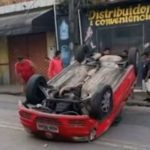 Carro capota após motorista passar mal na Avenida Vera Cruz, em Manaus