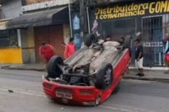 Carro capota após motorista passar mal na Avenida Vera Cruz, em Manaus