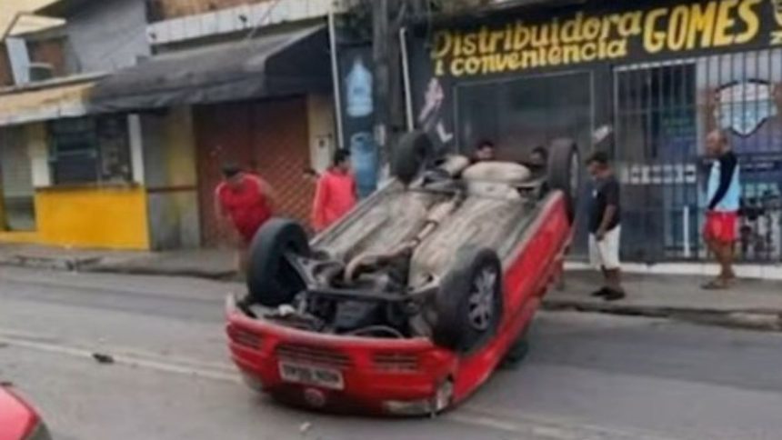 Carro capota após motorista passar mal na Avenida Vera Cruz, em Manaus
