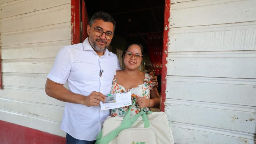 Amazonas inicia entrega de 1,6 mil cartões do Auxílio Estadual Permanente no Médio Solimões