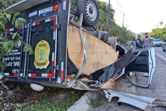 Viatura do IML capota na BR-174