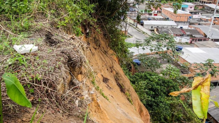 Defesa Civil alerta para risco de deslizamentos após chuva intensa em Manaus