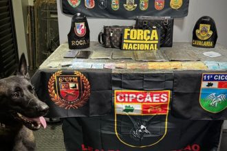 Polícia apreende cocaína em bagagens dentro de embarcação no Amazonas